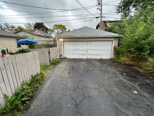 Building Photo - 556 N 63rd St