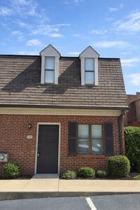 Building Photo - Downtown Sugar Hill Townhome - 2 bed/1.5 bath end unit