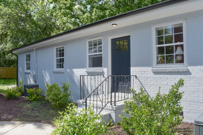 Building Photo - Beautiful 2 bedroom duplex in downtown Raleigh Available Early August!