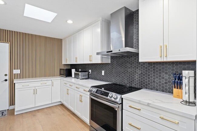 Building Photo - 8178 E Vía De La Escuela