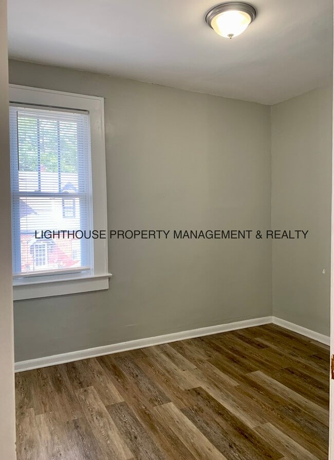 Building Photo - Spacious Upstairs Duplex With Private Entry