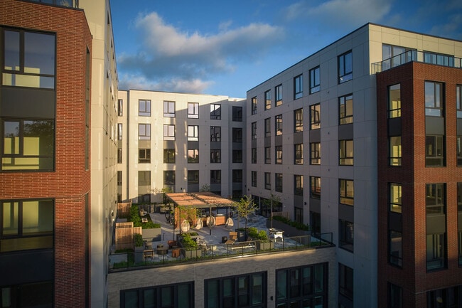 Building Photo - Porter