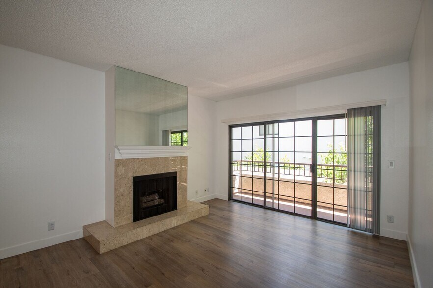 Building Photo - 11594 Moorpark St