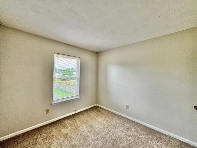 Building Photo - Completely Updated & Ready NOW! New Floori...