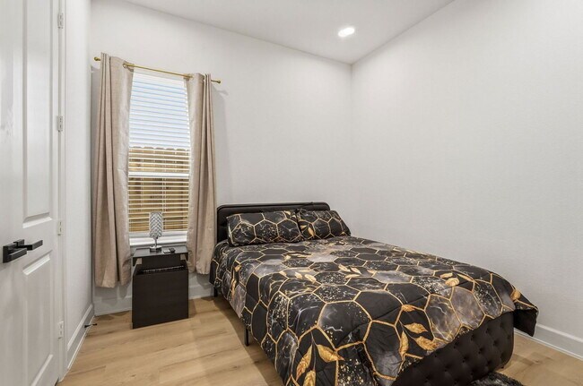 Building Photo - 6528 Weston St