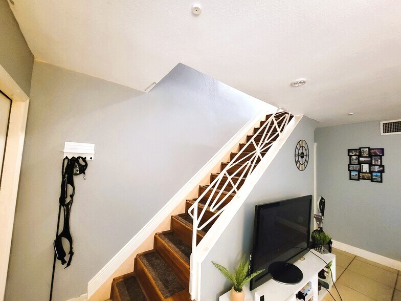 Building Photo - 4617 NW 9th Dr