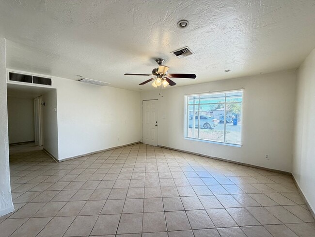 Building Photo - 3 Bedroom Gem with large bonus room and RV gate! No HOA