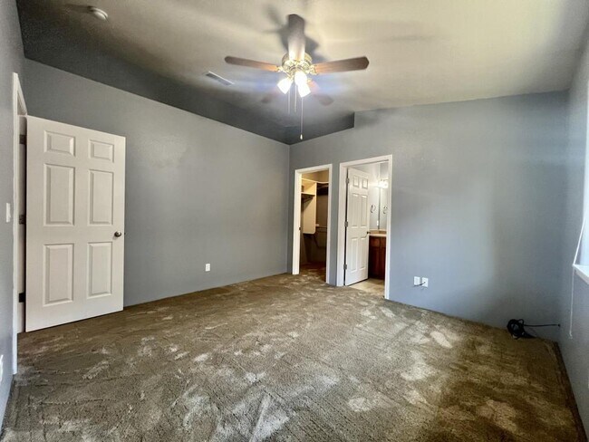 Building Photo - 1268 SW Sun Glo Dr