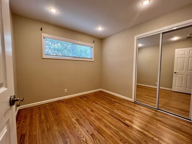 Building Photo - Spacious 4-Bed / 2-Bath Rancher near Linda Mar Beach