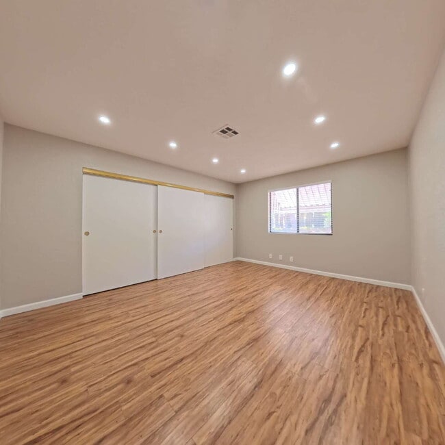 Building Photo - Stunning 2-Bedroom Condo 2nd Floor at The Lakes!