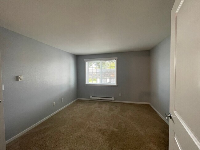 Building Photo - Welcome Home to Comfort & Convenience in E...