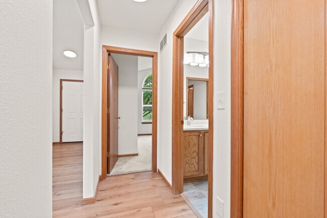 Building Photo - 13 Redtail Ct