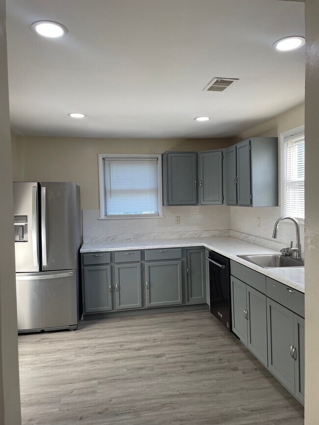 Building Photo - 5515 Summerfield Ave