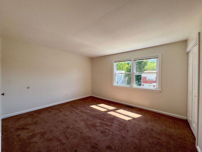 Building Photo - Charming 3Bed/1.5Bath Townhome in Rosedale