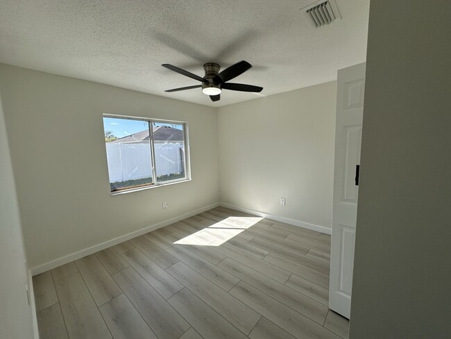 Building Photo - Remodeled 4-bedroom 2 bath 2 car garage in...