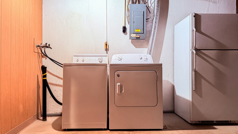 Building Photo - 5819 Jamieson Ave