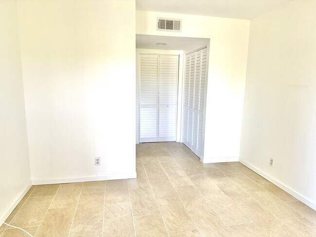 Building Photo - 1566 SE Royal Green Cir