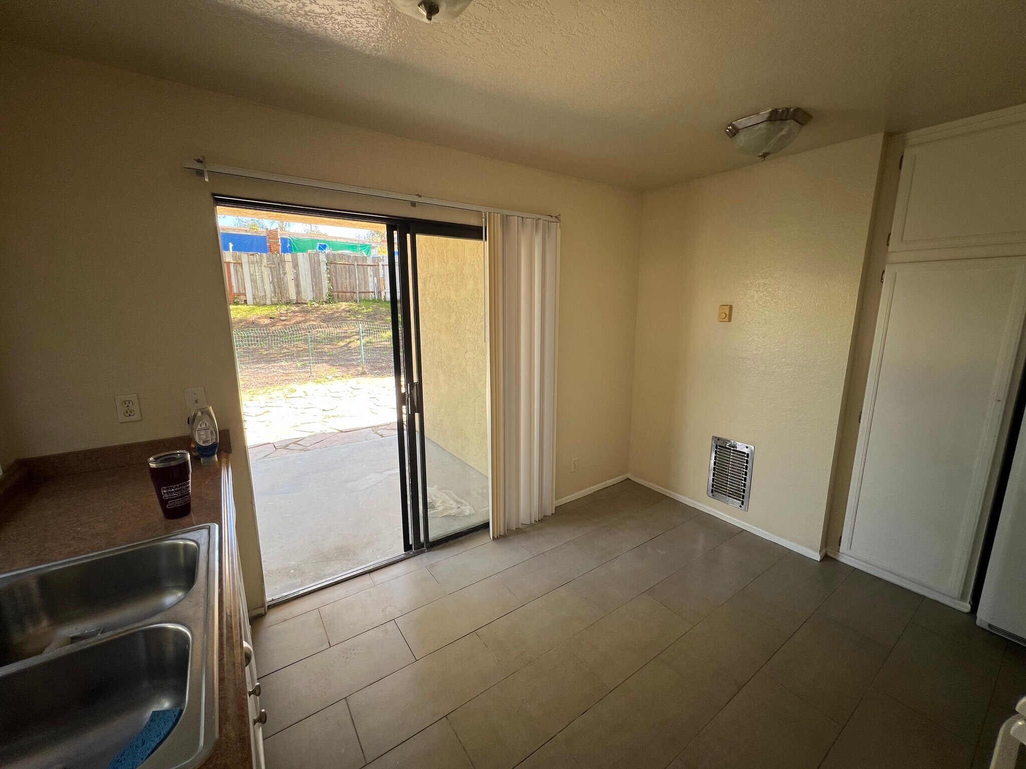 Building Photo - 120 Avenida Las Brisas