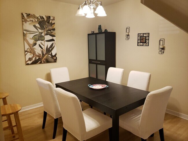 Building Photo - Lakeside Village Townhouse 2 Bedroom  2.5 Bath Available for Short-Term Rental