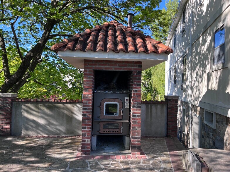 outdoor Italian wood burning pizza oven - 239 Kingston Ave