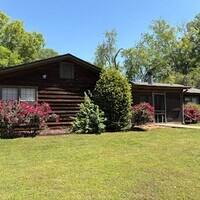 Building Photo - Cozy 2 bed 1 bath duplex!