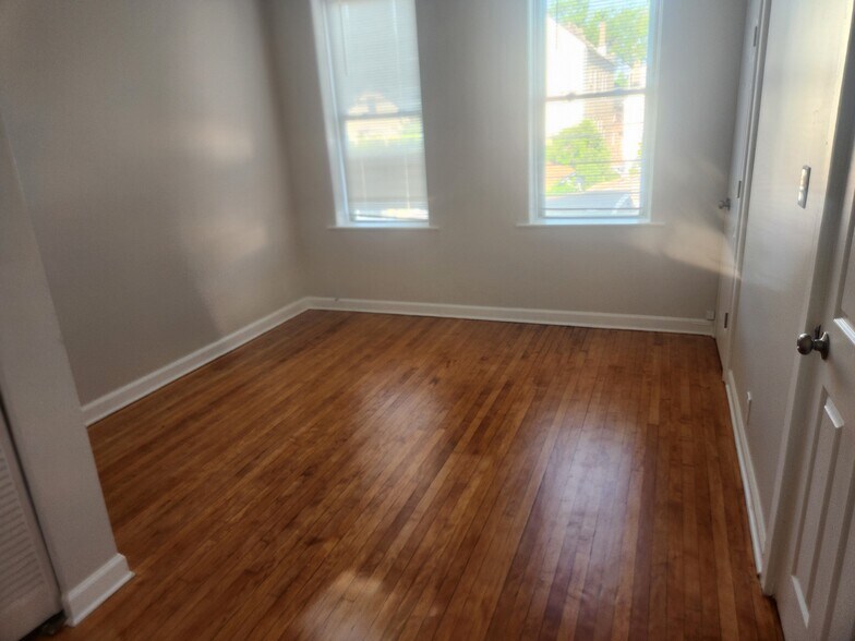 Living Room - 2326 S Homan Ave
