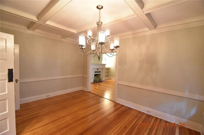 Building Photo - 810 S Packwood Ave