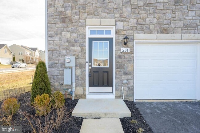 Building Photo - 201 Hillsdale Pl