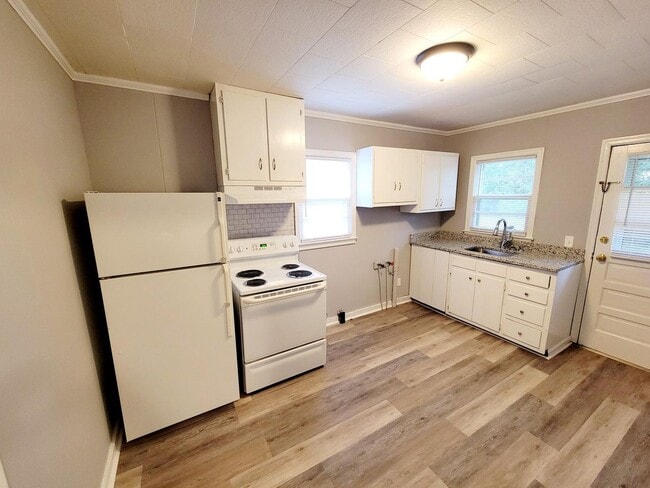Building Photo - Your Cozy New Home Awaits in Burlington!