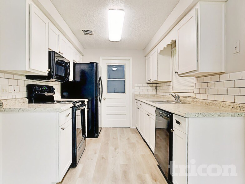 Building Photo - 2659 Pinewood Blvd E