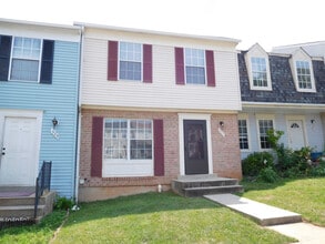 Building Photo - Spacious Townhome Close To EVERYTHING