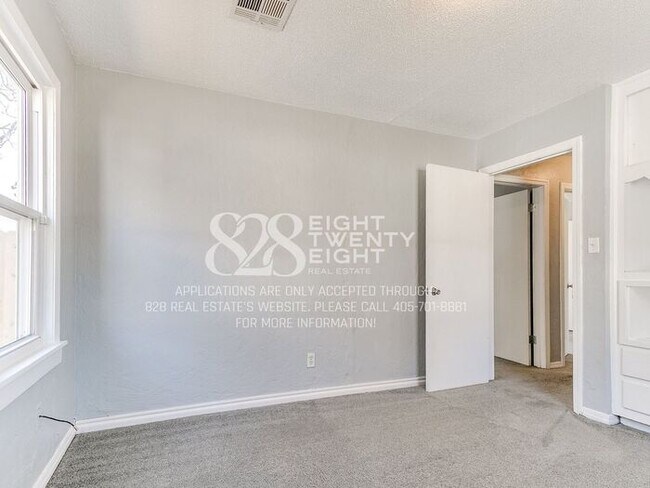 Building Photo - 3 Bed/1 Bath Single Family Home Available Now! Within 5 miles of TAFB!
