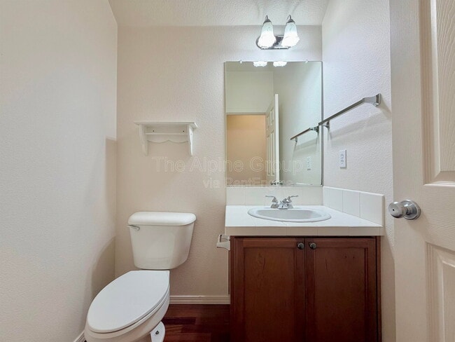 Building Photo - 958 SE Roundelay St