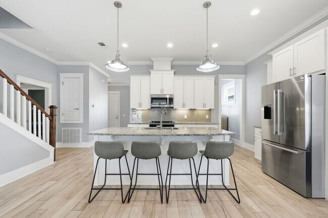 Building Photo - Stunning 4 Bedroom Home with Solar Energy & Private Pool!
