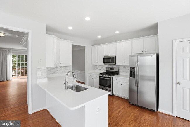 Building Photo - 6137 Manchester Park Cir