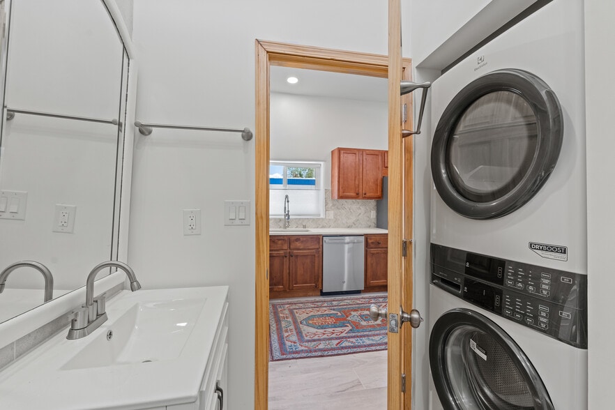 Bath with washer dryer - 1709 Espinacitas St