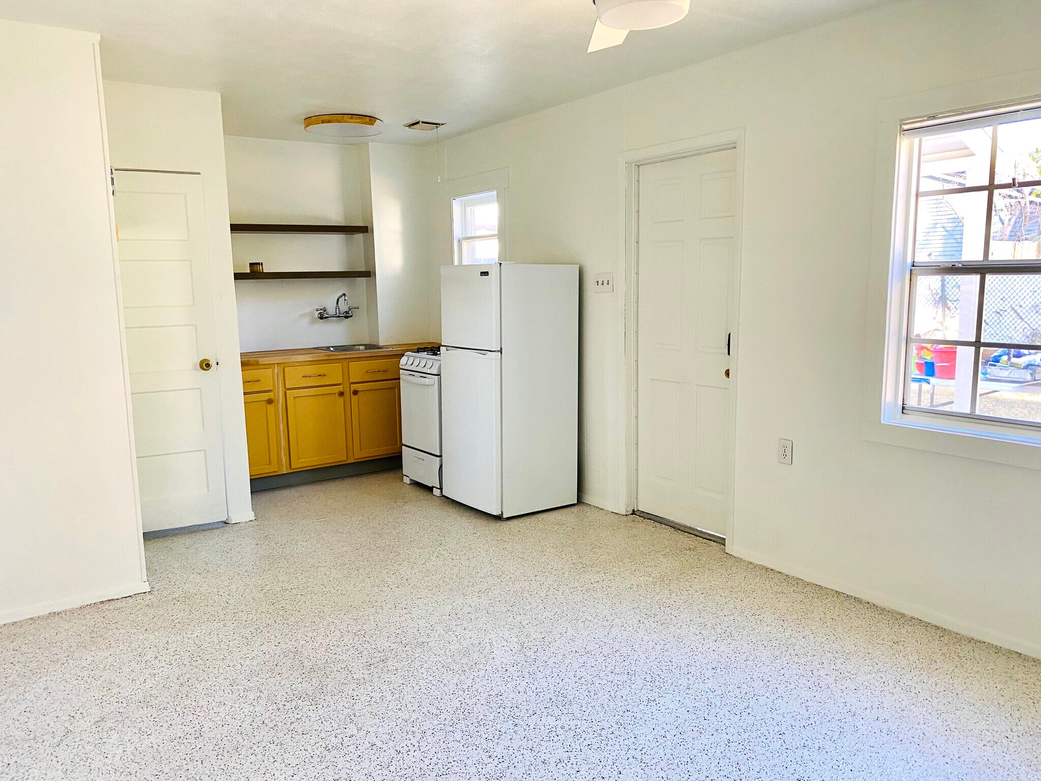 Building Photo - 1716 E Earll Dr