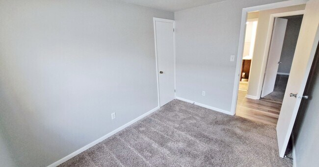 Building Photo - 400-404 Moul Avenue