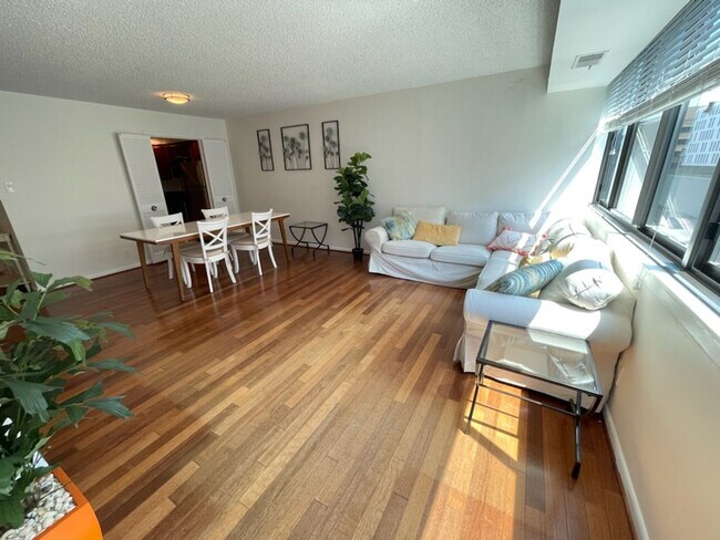 Building Photo - 2 bedroom 2 bath WITH PARKING