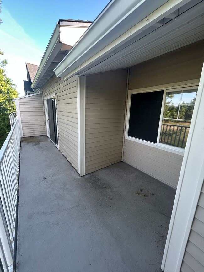 Building Photo - 3 Bed, 2 bath 3rd floor Condo w/garage in ...