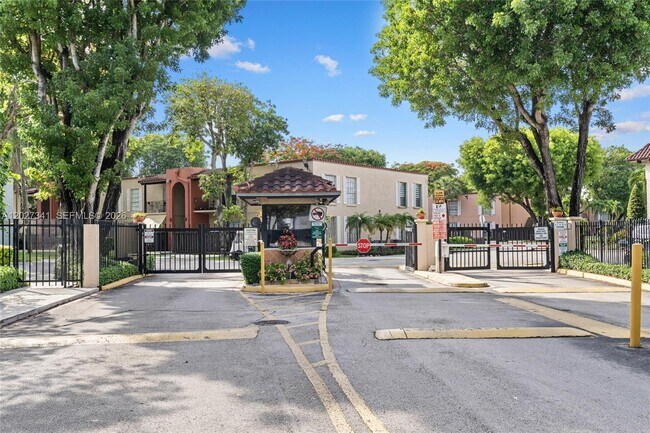 Building Photo - 10780 N Kendall Dr