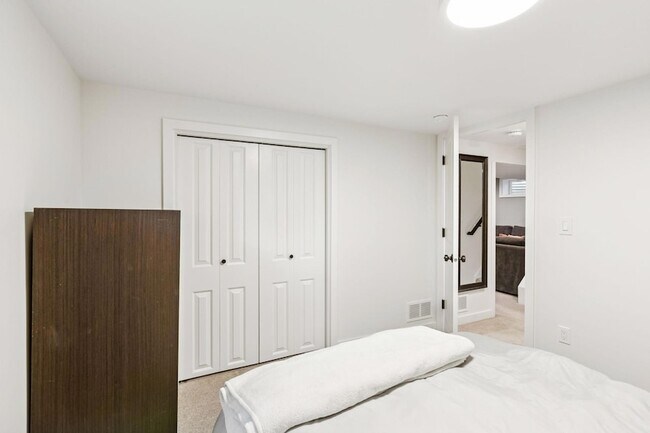 Building Photo - 3040 Hampshire Ave S