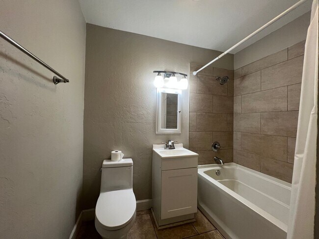 Building Photo - $1,825 ** AVAIL 6/7/25 ** 3 Bed / 2 Bath S...