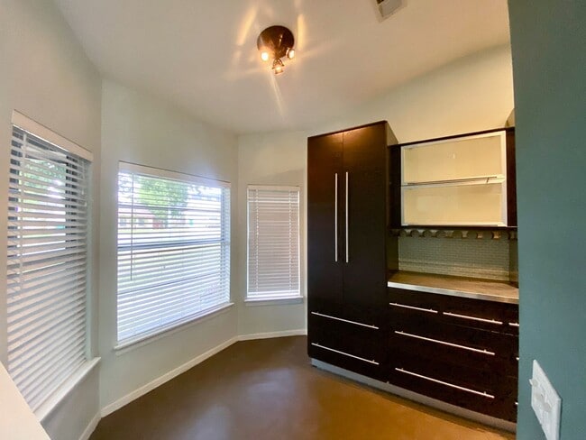 Building Photo - Modern Design 3 Bedroom 2 Bath