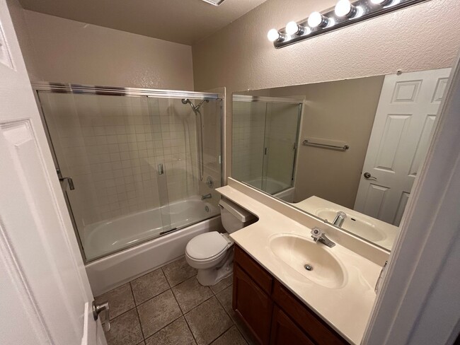 Building Photo - Spacious 4 Bedroom 2.5 Bath Home Antioch