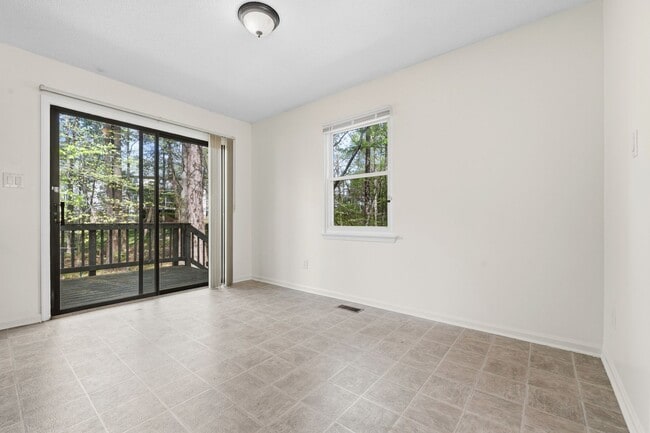 Building Photo - Fully Repainted 2be/1.5ba Duplex With Easy Access To The Highway