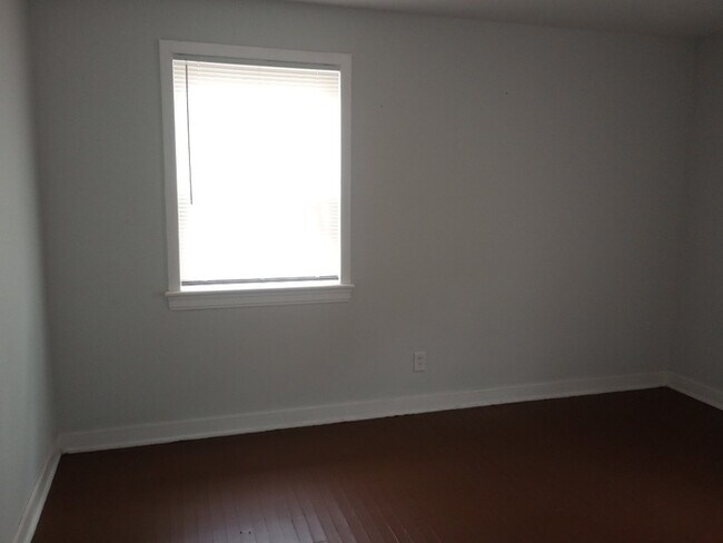 Building Photo - 3 Bedroom 1 Bathroom