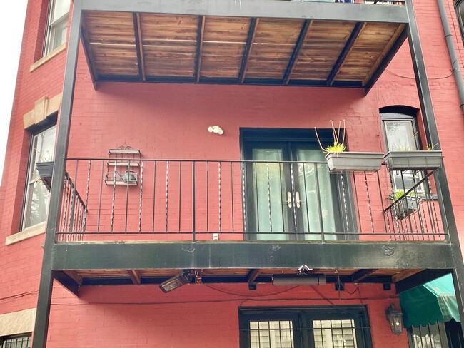 Building Photo - Logan/Dupont 1BR 1BA unit with hardwood fl...