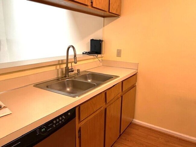 Building Photo - Two Bedroom 2 Bath Townhome