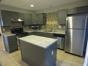 Building Photo - Pristine 2 bedroom, 2.5 bath Townhome located in the Roxborough Community!